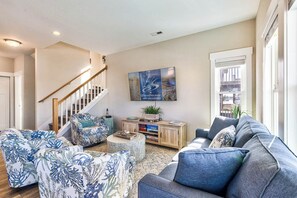 Mid-Level Living Room with Deck Access