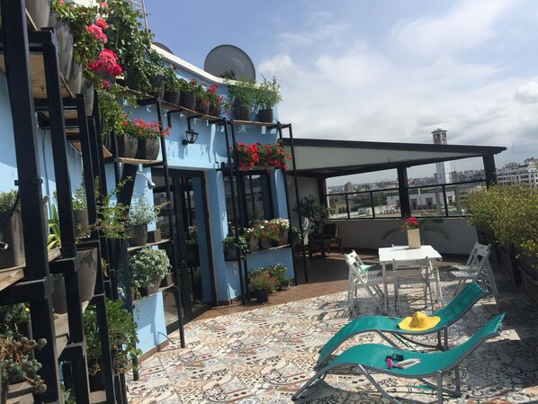 Magnifique terrasse fleurie  70m2 orientée sud sans vis à vis plein air douche 