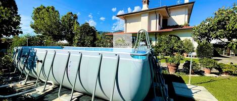 Il giardino con piscina 