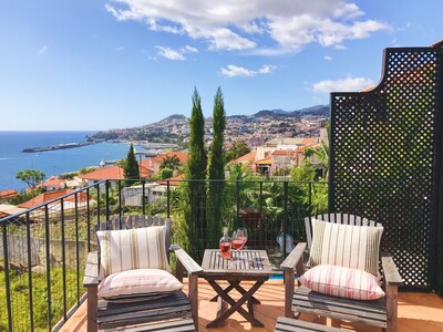 ARTISTS COTTAGE  City Centre Funchal w Pool & Seaview Balcony - Old Town Madeira