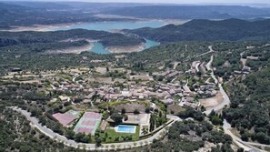 Vista aérea del casco urbano de Alocén y embalse de Entrepeñas