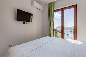 Double room with flat screen TV, air-conditioning and balcony.
