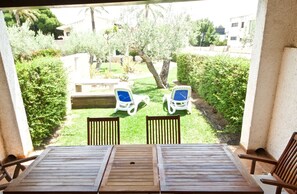 2. les-oliveres-resort-costa-dorada-tarragona-ampolla-l'ampolla-casa-2-exterior-terrace-garden-and-dining-area-spain-holiday-holidays-vacation