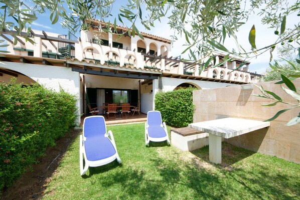 1. les-oliveres-resort-costa-dorada-tarragona-ampolla-l'ampolla-casa-2-exterior-terrace-and-garden-spain-holiday-holidays-vacation