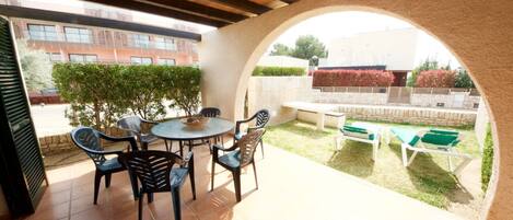 2. les-oliveres-resort-costa-dorada-tarragona-ampolla-l'ampolla-casa-47-exterior-terrace-garden-and-dining-area-spain-holiday-holidays-vacation