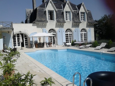 Country Chateau bien equipado con una gran piscina y acceso privado al río.