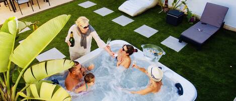 Hot tub & Garden