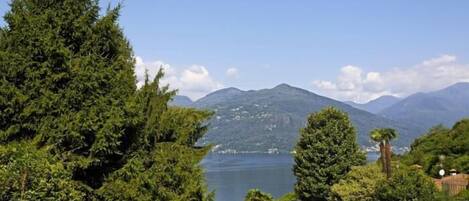 Schöne Sicht auf den Lago Maggiore und ins Grüne