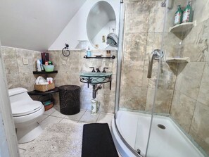 Shower 
Sink 
Toilet 