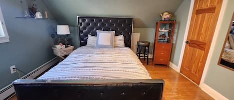 Bedroom
Queen bed