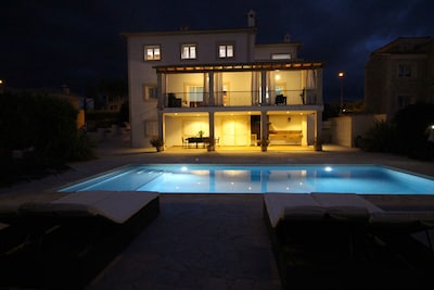Luxusvilla mit Blick auf die Bucht von Palma und großem privatem Pool.