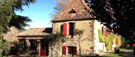 Maison principale vue du jardin 
