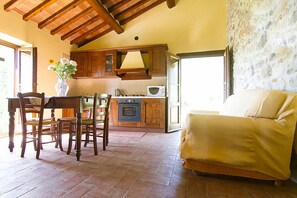 The livingroom-kitchen. There's a oven and a microwave oven. 