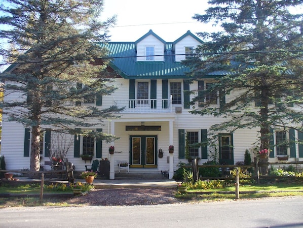 With all the charm of old Muskoka but all of today's amenities. PortageInn ca