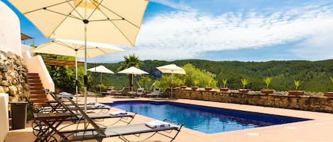 Private pool , heated on demand, peaceful views