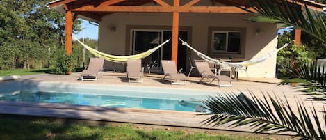 Holiday home with heated pool. The beach is located 3 km away.