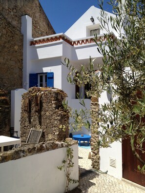 The house from the backside with sitio