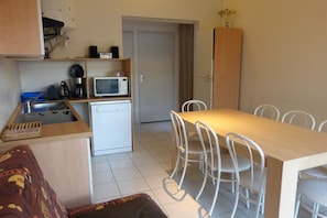 Salon avec une table pour 8 personnes