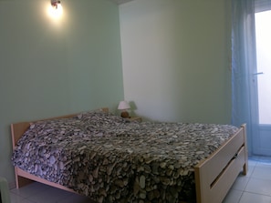 Chambre RDC avec un lit bouble