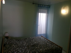 Chambre RDC avec un lit bouble