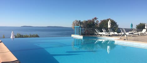 sublime piscine de la residence:  à débordement, vue sur les Iles du levant