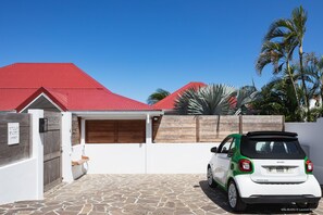 FRONT ENTRY & PARKING FOR 4 CARS. ENTRY BENCH W/HAND HELD RINSING SPRAY WAND