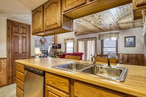 Chalet in the Smokies "Blackberry Ridge" - Bar top and dining area