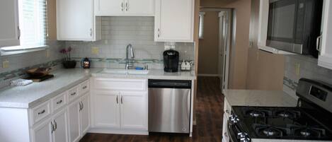 Well equipped kitchen, gas stove, microwave, dishwasher, double sink, coffee