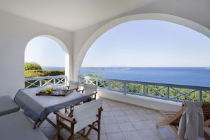 Main veranda - breakfast area