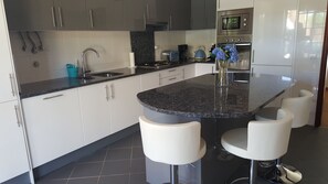 Kitchen / Island Unit