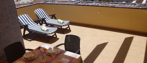 Grande terrazza soleggiata con vista sul mare e sulla città di Morro Jable 