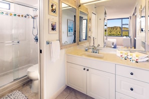 Full bathroom with walk-in shower! (currently has curtain)