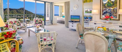 Beautiful 1-bedroom unit with mesmerizing Ocean and Diamond Head views!
