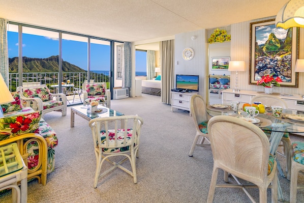 Beautiful 1-bedroom unit with mesmerizing Ocean and Diamond Head views!