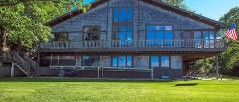 Stunning lake home