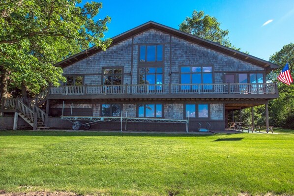 Stunning lake home
