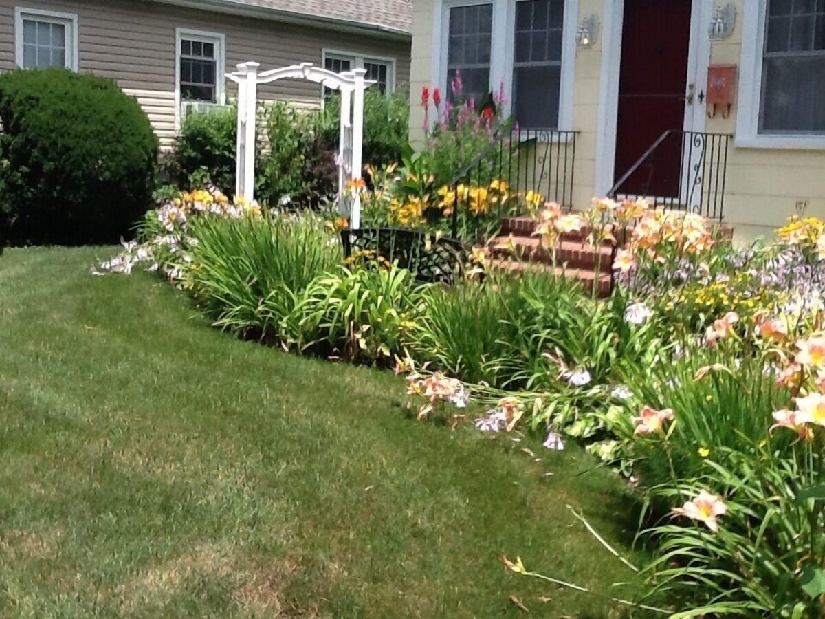 Great updated Long Island Entire Apartment Nr Airport, Beaches, Train, College