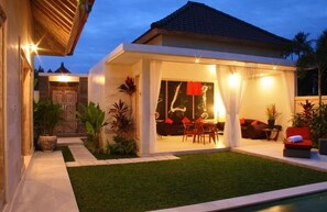 Modern Beachside 2 Bed Villa,Batu Belig"