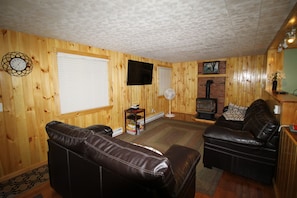 Primary Living Room with Flat Screen TV and Basic Cable