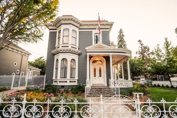 Experience the stately Victorian elegance of the McClelland House B&B. 