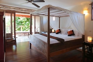 Right By the Beach, 5 Bed Villa,Seminyak