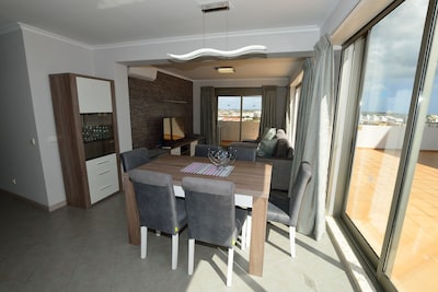 Fantastic Luxury 2 Bedroom Apartment with Terrace & Ocean View