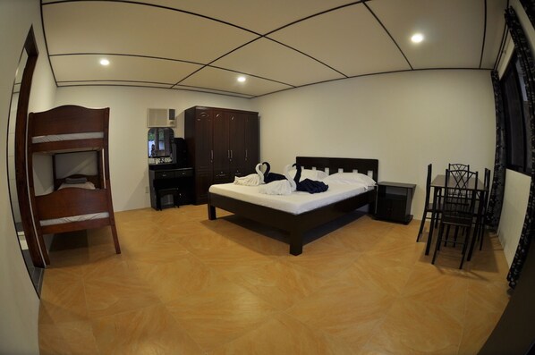 Parrot Resort Family Room - Moalboal