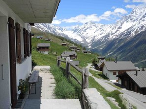 Terrasse im Sommer, Blick nach Osten Richtung Langgletscher