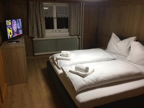 Schlafzimmer mit Doppelbett