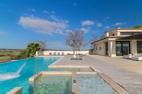 Moderne Villa mit Pool und Jacuzzi