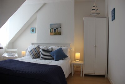 Harbour Loft -Cosy, Bright Top Floor Apartment One Minute From Beach