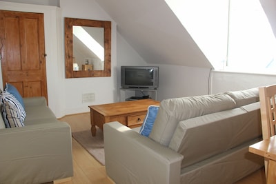 Harbour Loft -Cosy, Bright Top Floor Apartment One Minute From Beach