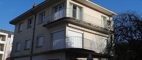 Vue extérieur sur le balcon côté salon/chambre