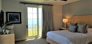 Spacious King Master with Flatscreen TV, Sitting and Desk Area, Pano Ocean View